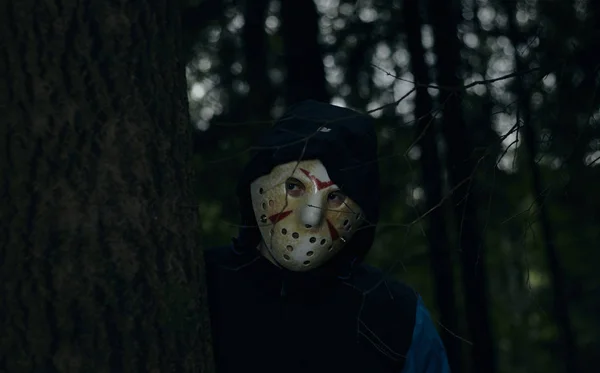 Miami, Florida USA - 3 Mayıs 2019. Cuma 13 Jason Voorhees'in hokey maskesi. Cadılar Bayramı konsepti. ölüm günü. siyah bir arka plan üzerinde bir jason maskesi adam.