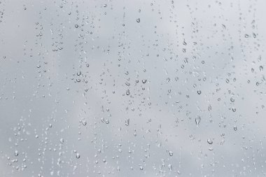 cam arka planda su düşer. su damlacıkları dokusu. Tasarım için arka plan.