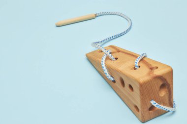 Mavi arka planda peynir şeklinde çocuklar için eğitici bir oyuncak. Çocuk oyuncakları masanın üstünde. Çocuklar için reklam oyuncakları konsepti. Boşluğu kopyala, çocuk oyuncağı.