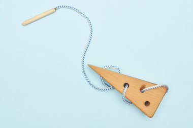 Mavi arka planda peynir şeklinde çocuklar için eğitici bir oyuncak. Çocuk oyuncakları masanın üstünde. Çocuklar için reklam oyuncakları konsepti. Boşluğu kopyala, çocuk oyuncağı.