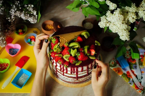 Pastel Cumpleaños Pastel Festivo Pastel Una Mesa Mármol Las Manos Imágenes De Stock Sin Royalties Gratis