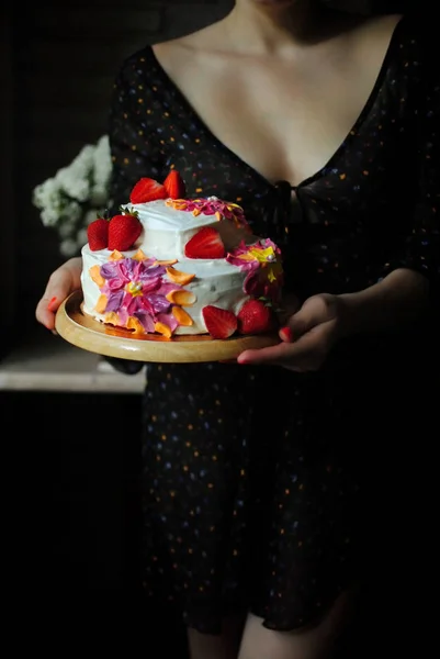 Confeiteiro Está Segurar Bolo Aniversário Uma Rapariga Num Vestido Com — Fotografia de Stock