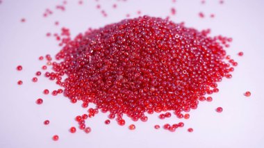 Bir sürü kırmızı boncuklar