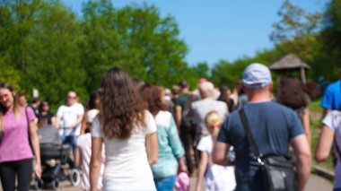 İnsanlar parkta yürüyor.