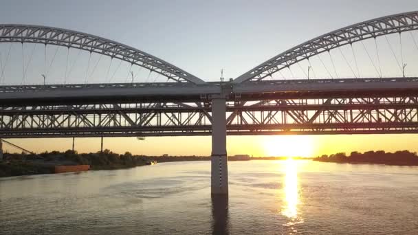 夕阳下的拱形桥梁 汽车在桥上行驶 城市交通 视频从 Quadro 从顶部查看 — 图库视频影像