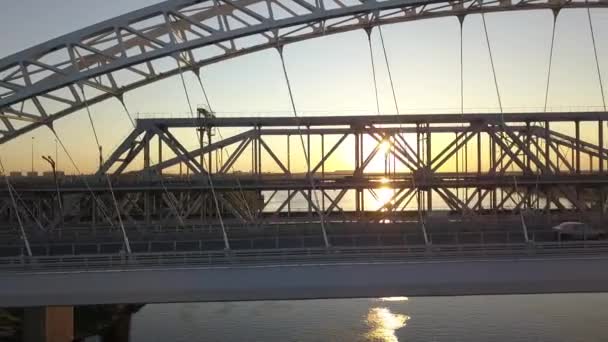 Puente Arqueado Atardecer Los Coches Conducen Por Puente Tráfico Urbano — Vídeos de Stock