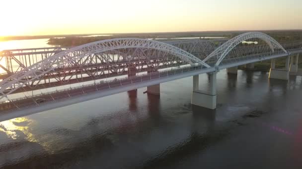 Puente Arqueado Atardecer Los Coches Conducen Por Puente Tráfico Urbano — Vídeos de Stock