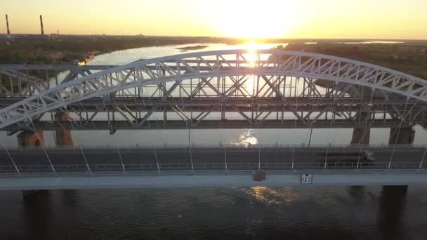 Puente Arqueado Atardecer Los Coches Conducen Por Puente Tráfico Urbano — Vídeos de Stock