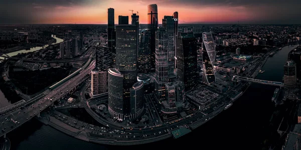 夕暮れ ドローンのビジネス センターのモスクワ市内の空撮 ストック写真