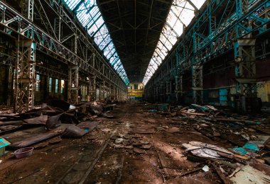 terk edilmiş fabrikası, kırmızı tuğla duvarlar, pencereler, harabe, çamur, bina, SSCB, kıyameti, urbex eski kırık
