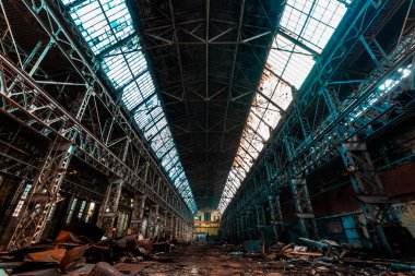 terk edilmiş fabrikası, kırmızı tuğla duvarlar, pencereler, harabe, çamur, bina, SSCB, kıyameti, urbex eski kırık