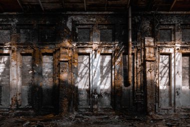 terk edilmiş fabrikası, kırmızı tuğla duvarlar, pencereler, harabe, çamur, bina, SSCB, kıyameti, urbex eski kırık