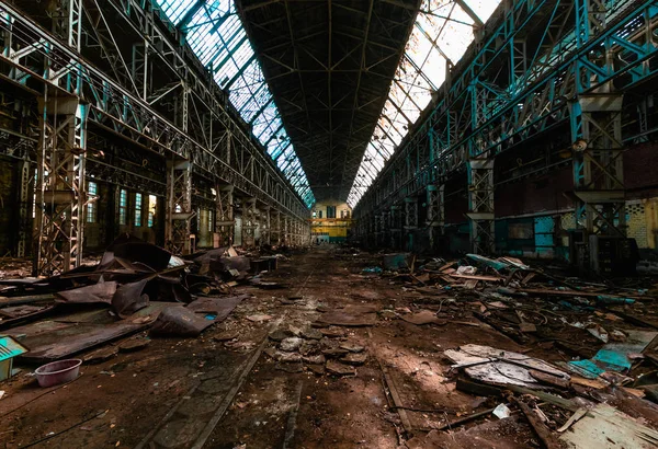 terk edilmiş fabrikası, kırmızı tuğla duvarlar, pencereler, harabe, çamur, bina, SSCB, kıyameti, urbex eski kırık