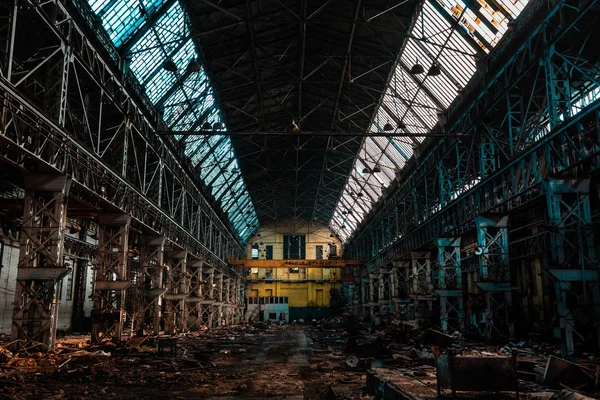废弃的工厂 红色砖墙 破碎的窗户 旧建筑 后启示录 Urbex — 图库照片