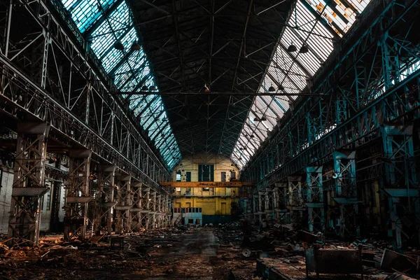 terk edilmiş fabrikası, kırmızı tuğla duvarlar, pencereler, harabe, çamur, bina, SSCB, kıyameti, urbex eski kırık
