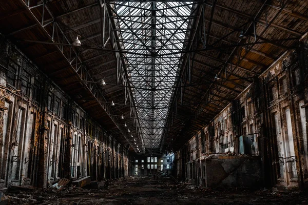 terk edilmiş fabrikası, kırmızı tuğla duvarlar, pencereler, harabe, çamur, bina, SSCB, kıyameti, urbex eski kırık
