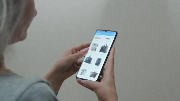 Ung Kvinne Som Handler Gjennom Mobilapplikasjon Kjøper Dameveske Nettet Handle – stockvideo