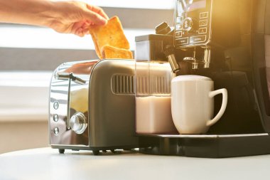 Kahvaltıda Aromatik kahve ve altın tost. Kahve profesyonel bir kahve makinesinde yapılır. Büyük süt köpüklü bembeyaz.