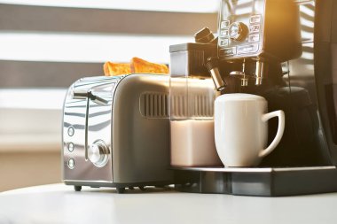 Kahvaltıda Aromatik kahve ve altın tost. Kahve profesyonel bir kahve makinesinde yapılır. Büyük süt köpüklü bembeyaz.