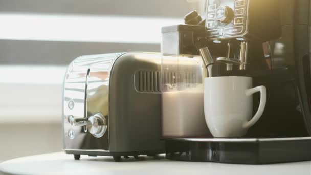 プロのコーヒーマシンでミルクとコーヒーを作るプロセス 朝食用トースト付きコーヒー — ストック動画