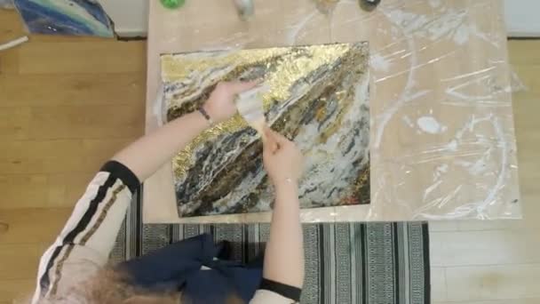 Artista Aplica Oro Pintura Haciendo Dibujo Cerca — Vídeo de stock