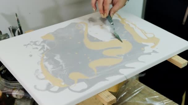 画家把油漆涂在画布上 用液态丙烯酸涂料画一幅画 画家用流体艺术的手法描绘一幅画 靠近点 — 图库视频影像
