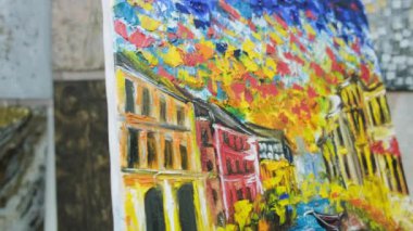 Tabloya boya sürme işlemi. Sanatçı bir resim çizer. Sanatçı bir sanat stüdyosunda çalışıyor. Sanat galerisi. Kapat. 