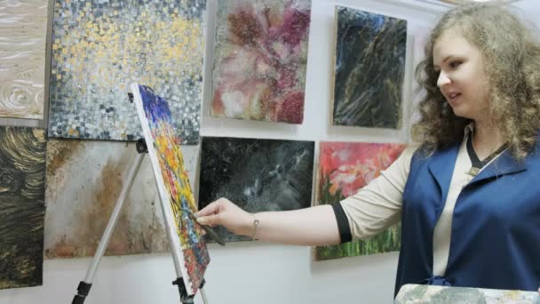 年轻有才华的女画家画一幅画 画家画了一幅画 这位艺术家在一家艺术工作室工作 美术馆 — 图库视频影像