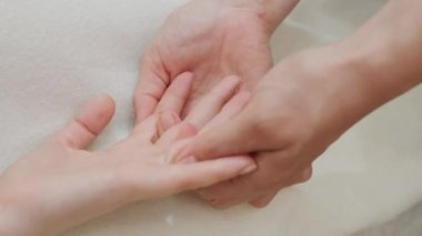Kadın terapist, ellerine, ellerine ve parmaklarına masaj yapıyor. Rahatlatıcı masaj. Terapi masajı. Alternatif tıp. Spa tedavileri.