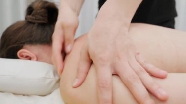 Kadın terapist omuzlarında genç bir kadına masaj yapıyor. Rahatlatıcı masaj. Terapi masajı. Alternatif tıp. Spa tedavileri.