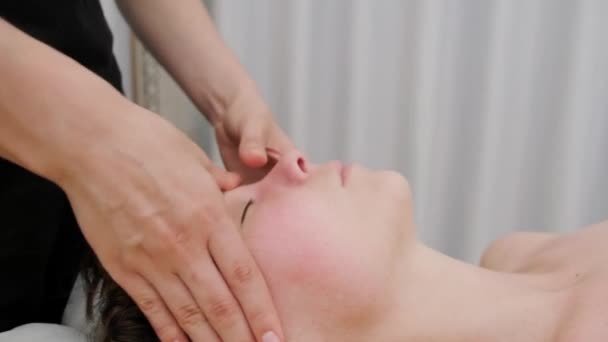 Terapeuta Massageia Cabeça Rosto Uma Jovem Massagem Relaxante Massagem Terapêutica — Vídeo de Stock
