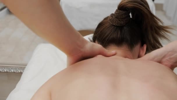 Thérapeute Féminine Masse Une Jeune Femme Sur Les Épaules Massage — Video