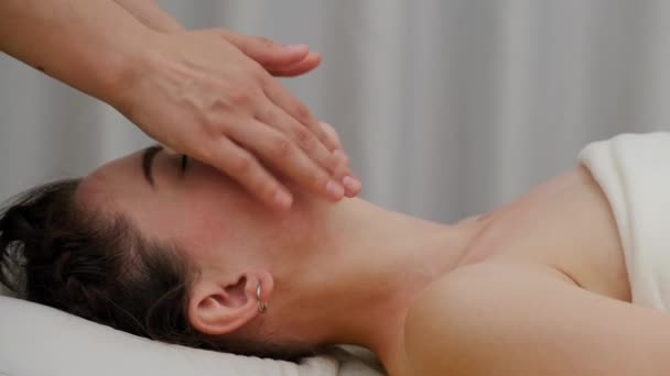 Terapista Femminile Massaggia Testa Viso Una Giovane Donna Massaggio Rilassante — Video Stock