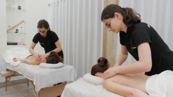 Terapeuta Massageia Uma Jovem Nos Ombros Massagem Relaxante Massagem Terapêutica — Vídeo de Stock