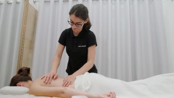 Terapeuta Massageia Uma Jovem Costas Ombros Massagem Relaxante Massagem Terapêutica — Vídeo de Stock