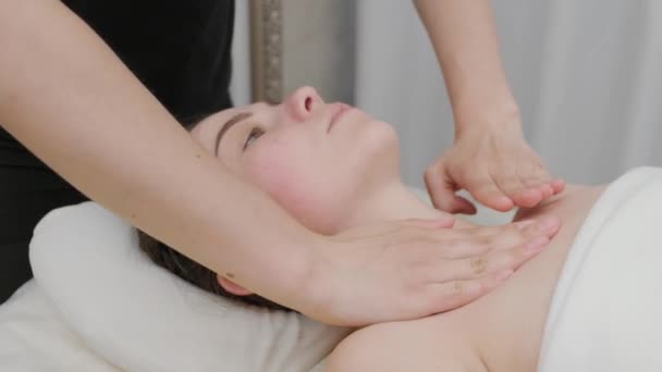 Vrouwelijke Therapeut Massages Sleutelbeen Borst Van Jonge Vrouw Ontspannende Massage — Stockvideo