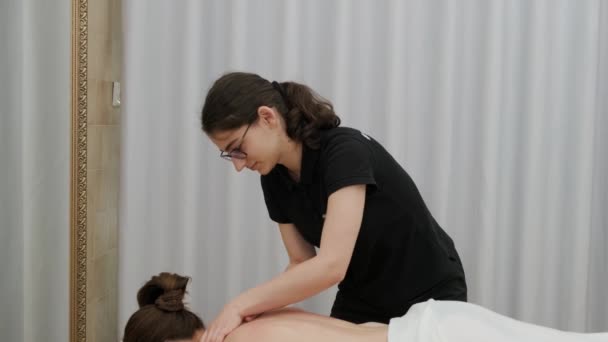 Thérapeute Féminine Masse Une Jeune Femme Sur Les Épaules Massage — Video