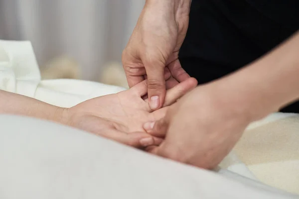Vrouwelijke Therapeut Masseert Jonge Vrouw Handen Handpalmen Vingers Ontspannende Massage — Stockfoto