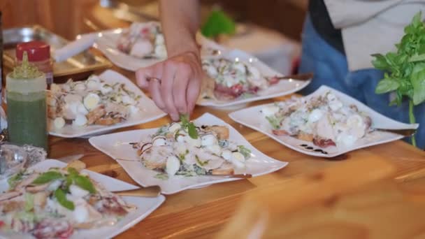 Chef Hace Una Presentación Platos Decorando Ensaladas Con Verduras — Vídeos de Stock