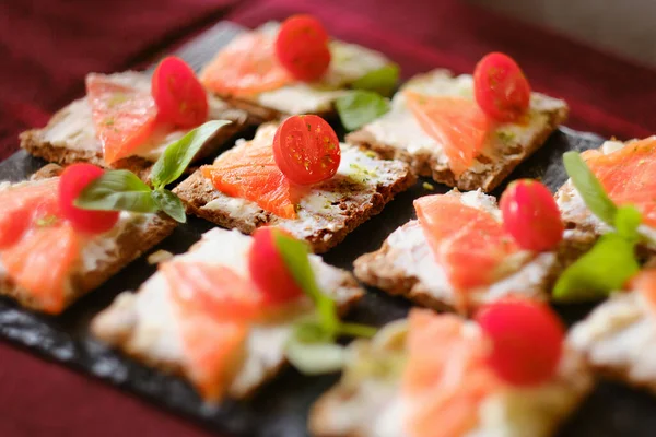 Philadelphia peynirli, tuzlu somon balıklı ve vişneli kızarmış ekmek. Yemekler, atıştırmalıklar.