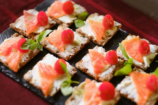 Philadelphia peynirli, tuzlu somon balıklı ve vişneli kızarmış ekmek. Yemekler, atıştırmalıklar.