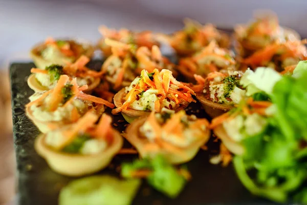 Odessa usulü kıymalı, tatlı havuçlu ve elmalı lezzetli bir tart. Yemekler, atıştırmalıklar.