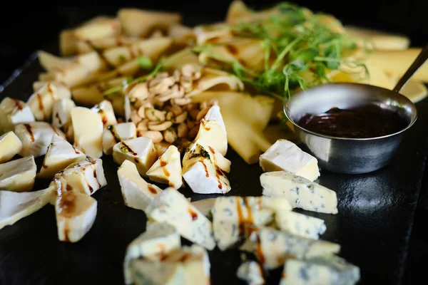 Fındık ve soslu büyük peynir tabağı. Yemek servisi..