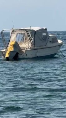 Deniz dalgalarında sürüklenen balıkçı teknesi. Yunanistan 'da Ege Denizi, Halkidiki
