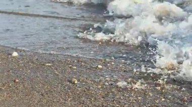  Köpüklü deniz dalgaları kumlu sahile çarpıyor. Yunanistan 'da Ege Denizi, Halkidiki