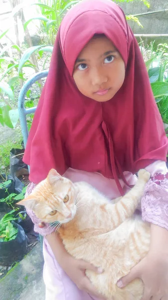 Little Girl Wearing Hijab Her Brown Cat — Stock Photo, Image