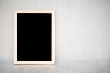 Mockup çerçeve. Önden görünüm. Çerçeve beyaz zemin üzerine boş siyah arka plan ile. Sunu için düzen. boş tahta işaret.