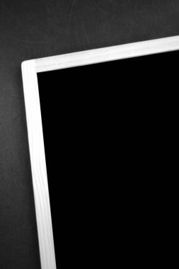 Çerçeve boş siyah arka plan ile. Sunu için düzen. Kadar alay et. boş tahta işaret. Önden görünüm.