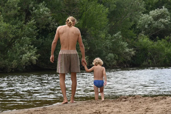 Pai e filho na praia. Família feliz. rio . — Fotografia de Stock