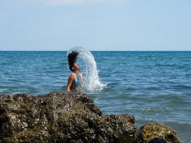 Denizde oynayan kız